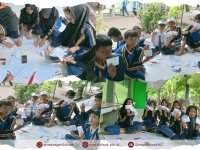 Manfaatkan Kertas Bekas di Sekolah, Peserta Didik SMP Negeri 2 Diwek Membuat Amplop