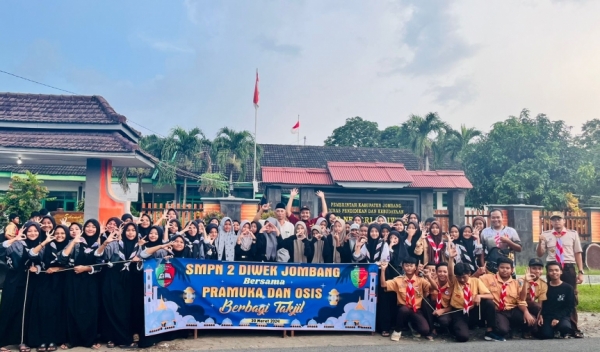 SMPN 2 Diwek Tebar Kebahagiaan dengan Berbagi Takjil